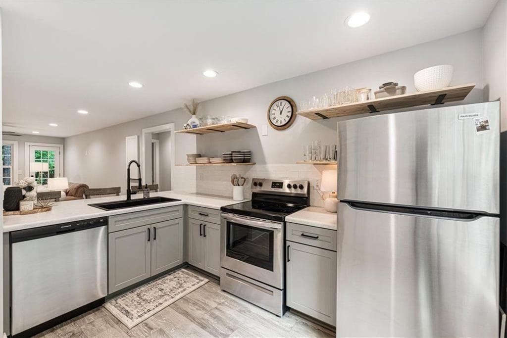 2 bedroom, 1 bathroom, 900 sq ft condominium for sale at 302 Teal Court 302, Roswell, GA 30076