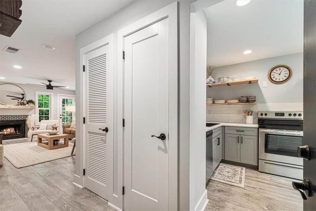 2 bedroom, 1 bathroom, 900 sq ft condominium for sale at 302 Teal Court 302, Roswell, GA 30076 — photo 2