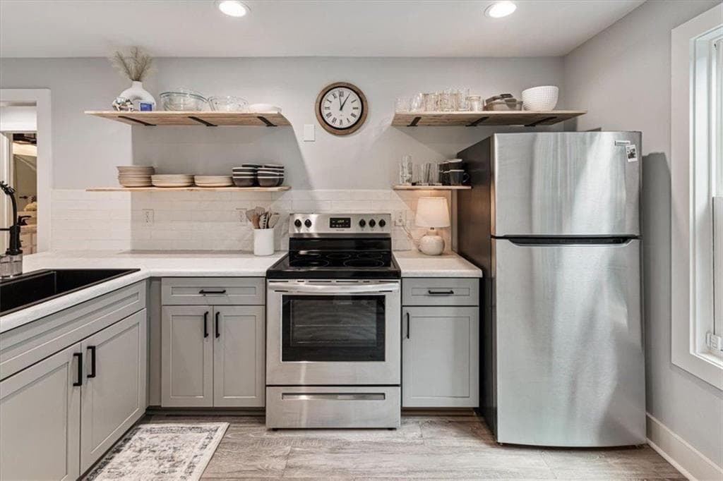 2 bedroom, 1 bathroom, 900 sq ft condominium for sale at 302 Teal Court 302, Roswell, GA 30076 — photo 3