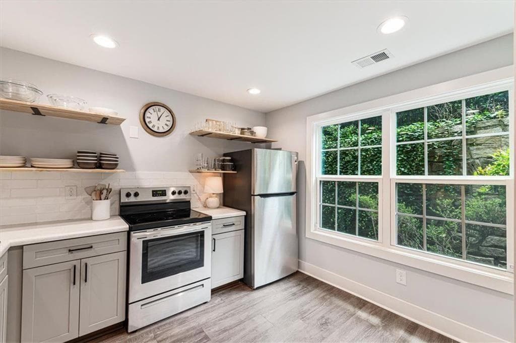 2 bedroom, 1 bathroom, 900 sq ft condominium for sale at 302 Teal Court 302, Roswell, GA 30076 — photo 4