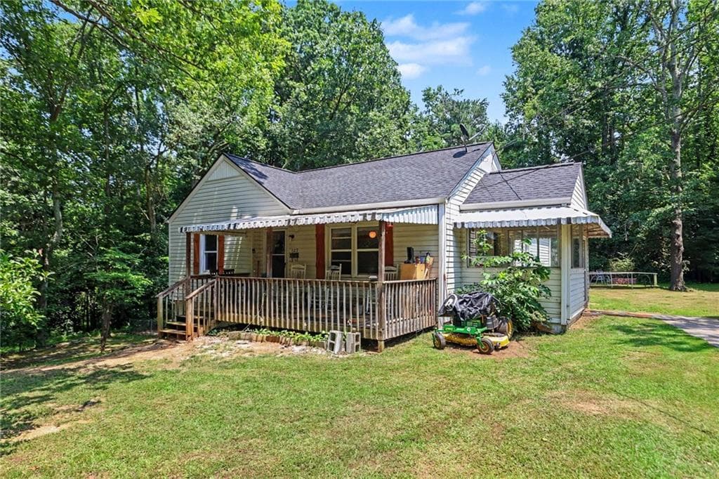 3 bedroom, 2 bathroom, 1,216 sq ft single family residence for sale at 127 White Street, Tallapoosa, GA 30176 — photo 2