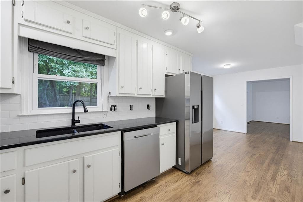 3 bedroom, 3 bathroom, 2,204 sq ft single family residence under contract at 2659 Ashley Drive, Marietta, GA 30064 — photo 8