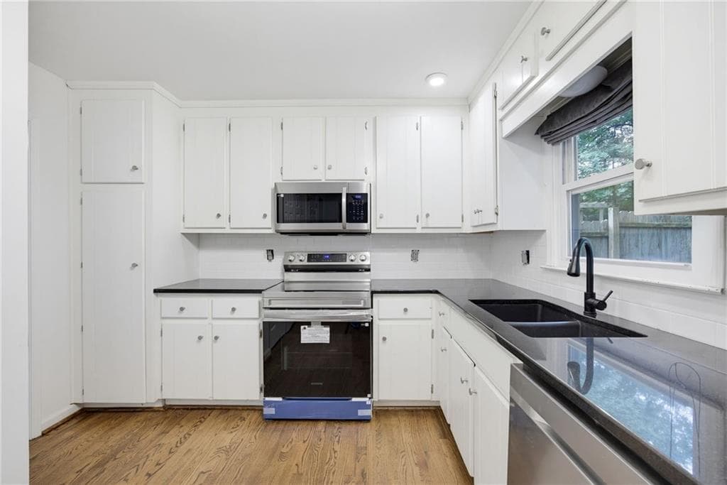 3 bedroom, 3 bathroom, 2,204 sq ft single family residence under contract at 2659 Ashley Drive, Marietta, GA 30064 — photo 9