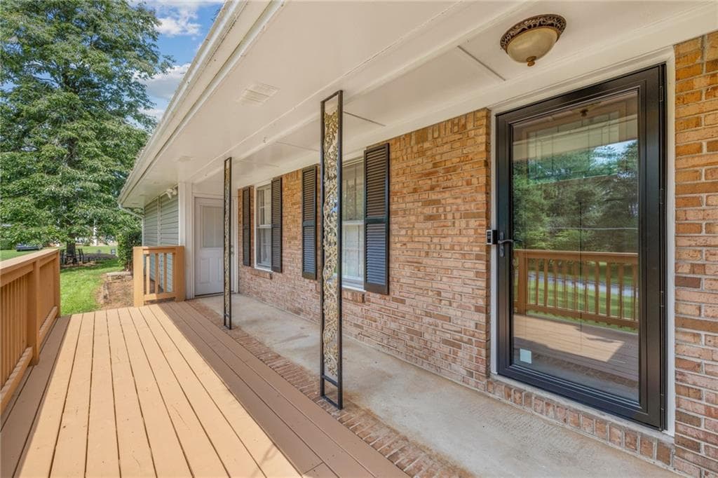 4 bedroom, 3 bathroom, 1,956 sq ft single family residence under contract at 634 Rebecca Street, Lilburn, GA 30047 — photo 3