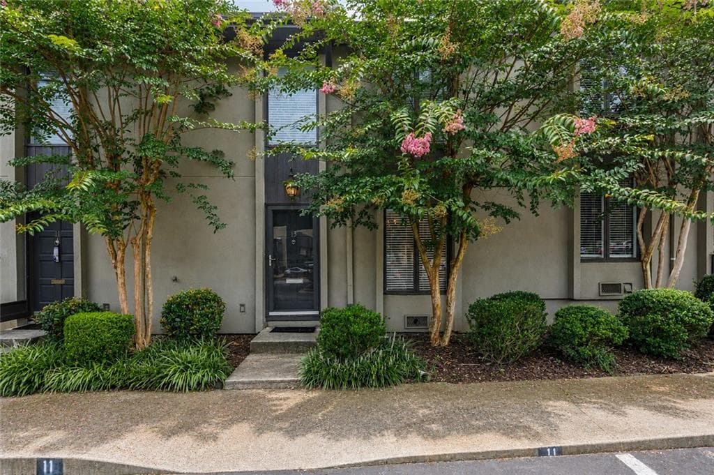 3 bedroom, 4 bathroom, 1,798 sq ft townhouse under contract at 13 Ivy Square, Atlanta, GA 30342