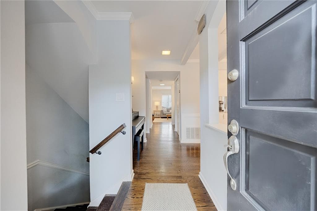 3 bedroom, 4 bathroom, 1,798 sq ft townhouse under contract at 13 Ivy Square, Atlanta, GA 30342 — photo 2