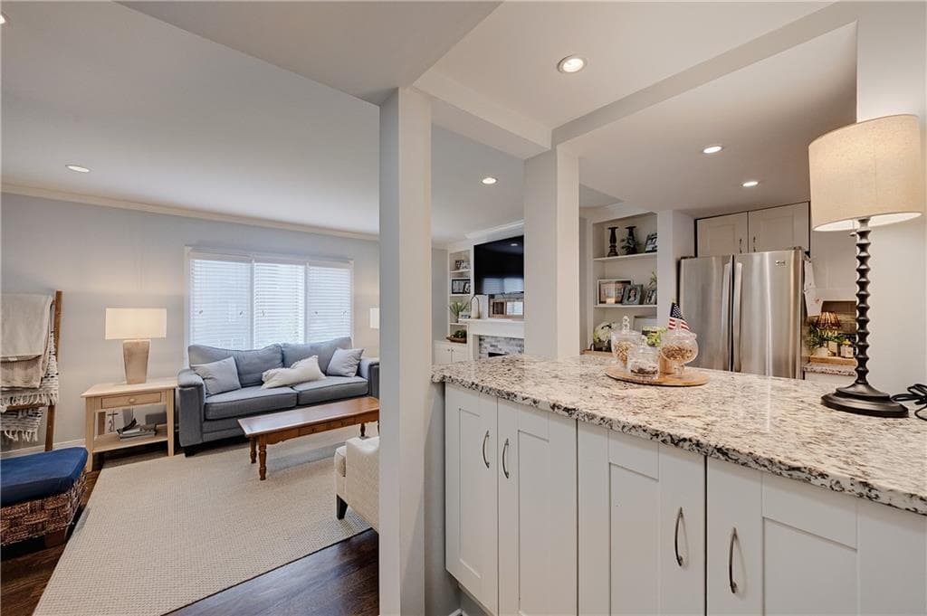 3 bedroom, 4 bathroom, 1,798 sq ft townhouse under contract at 13 Ivy Square, Atlanta, GA 30342 — photo 7