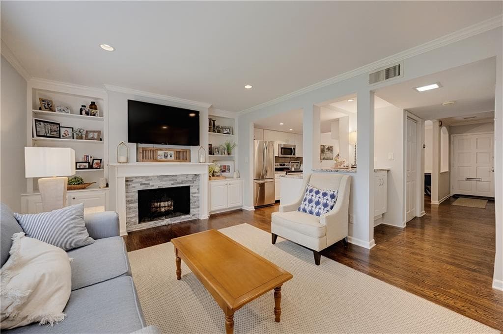 3 bedroom, 4 bathroom, 1,798 sq ft townhouse under contract at 13 Ivy Square, Atlanta, GA 30342 — photo 10