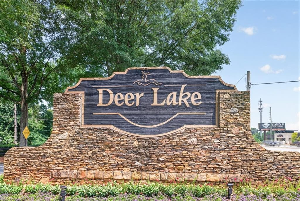 5 bedroom, 5 bathroom, 4,886 sq ft single family residence for sale at 5135 Deerlake Drive, Alpharetta, GA 30005 — photo 3