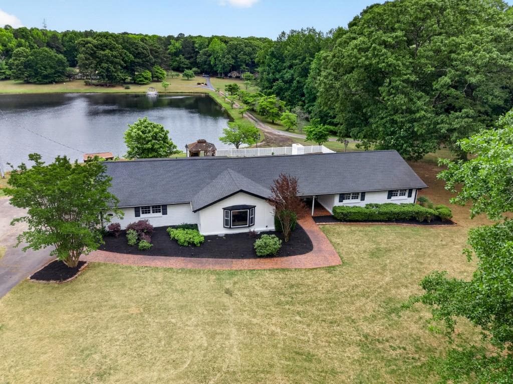 3 bedroom, 3 bathroom, 2,299 sq ft single family residence for sale at 1078 Highway 92, Fayetteville, GA 30215 — photo 2