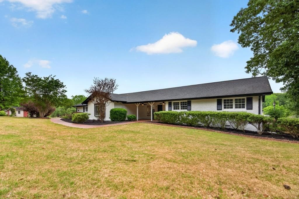 3 bedroom, 3 bathroom, 2,299 sq ft single family residence for sale at 1078 Highway 92, Fayetteville, GA 30215 — photo 3