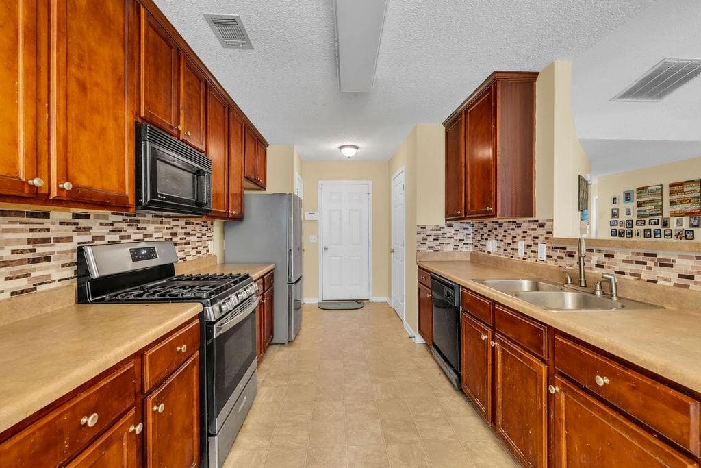 3 bedroom, 2 bathroom, 1,384 sq ft single family residence for sale at 420 Stone Ridge Way, Covington, GA 30016 — photo 9