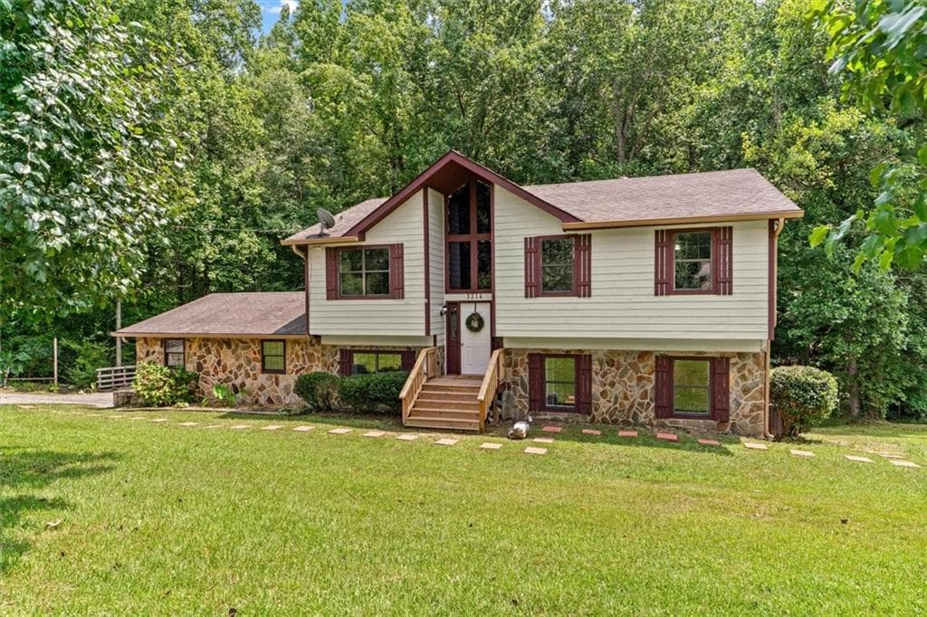 4 bedroom, 3 bathroom, 1,872 sq ft single family residence under contract at 3214 Headrick Circle, Dalton, GA 30721