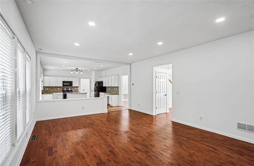 5 bedroom, 4 bathroom, 4,693 sq ft single family residence for rent at 5157 Wellisford Court, Suwanee, GA 30024 for $3,500 a month — photo 3
