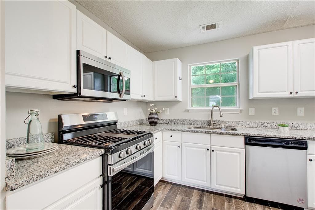 3 bedroom, 3 bathroom, 1,796 sq ft single family residence for sale at 2175 Windstream Lane, Marietta, GA 30060 — photo 7