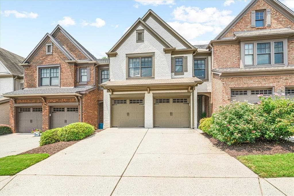 3 bedroom, 3 bathroom, 1,985 sq ft townhouse for sale at 4977 Berkeley Oak Drive, Peachtree Corners, GA 30092 — photo 1 of 30