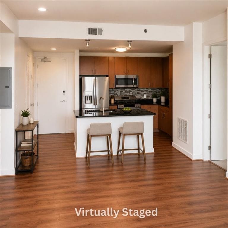 2 bedroom, 2 bathroom, 1,111 sq ft condominium under contract at 711 Cosmopolitan Drive 715, Atlanta, GA 30324 — photo 2