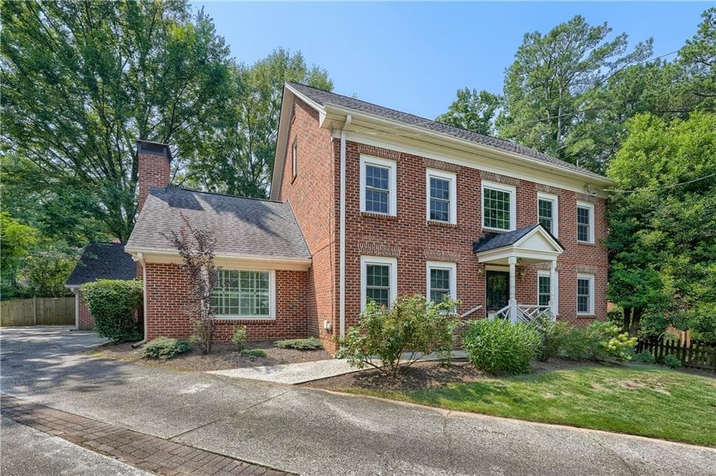 4 bedroom, 3 bathroom, 2,679 sq ft single family residence for sale at 3115 Queens Walk, Atlanta, GA 30345 — photo 3