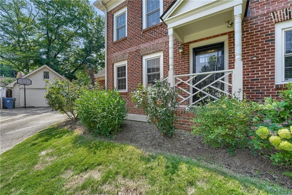 4 bedroom, 3 bathroom, 2,679 sq ft single family residence for sale at 3115 Queens Walk, Atlanta, GA 30345 — photo 4