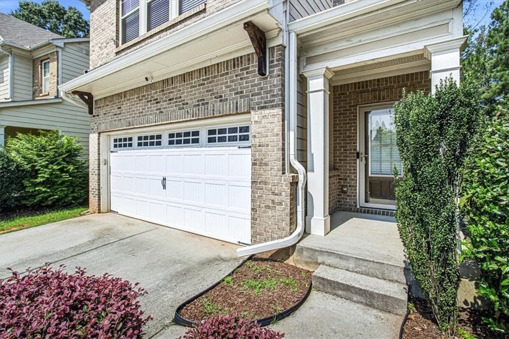 3 bedroom, 3 bathroom, 1,940 sq ft single family residence under contract at 4965 Rapahoe Trail, Atlanta, GA 30349 — photo 2