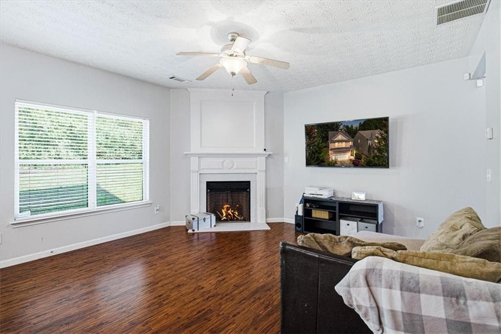 3 bedroom, 3 bathroom, 1,940 sq ft single family residence under contract at 4965 Rapahoe Trail, Atlanta, GA 30349 — photo 6