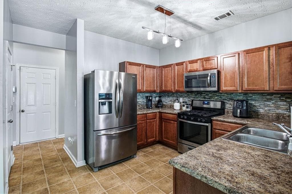 3 bedroom, 3 bathroom, 1,940 sq ft single family residence under contract at 4965 Rapahoe Trail, Atlanta, GA 30349 — photo 8