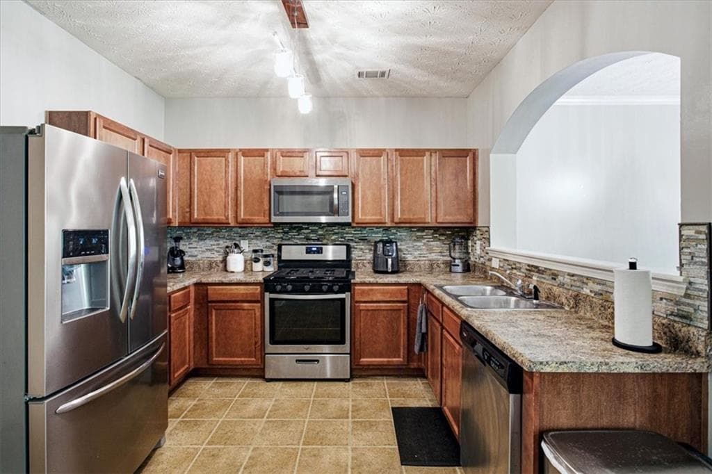3 bedroom, 3 bathroom, 1,940 sq ft single family residence under contract at 4965 Rapahoe Trail, Atlanta, GA 30349 — photo 9