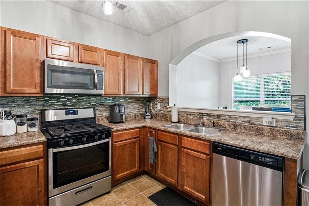 3 bedroom, 3 bathroom, 1,940 sq ft single family residence under contract at 4965 Rapahoe Trail, Atlanta, GA 30349 — photo 10