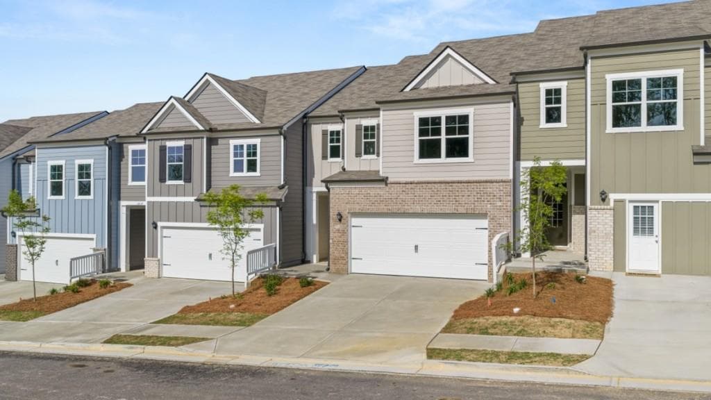 3 bedroom, 3 bathroom, 2,105 sq ft townhouse for sale at 1841 Meadow Green Circle, Gainesville, GA 30501 — photo 2