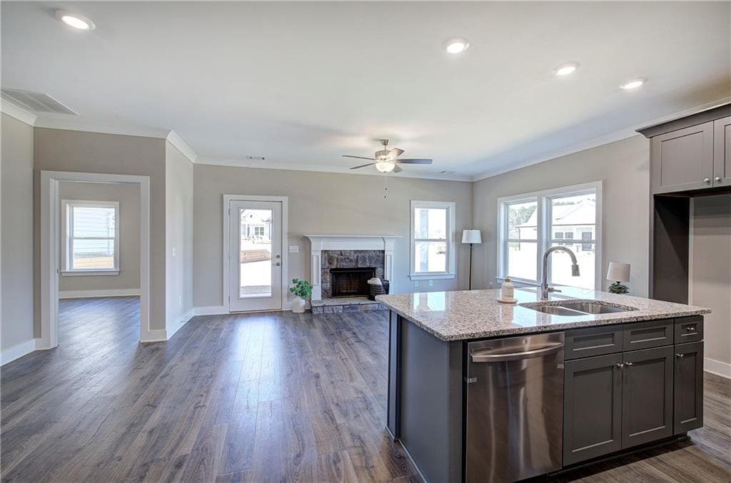 3 bedroom, 3 bathroom, 2,024 sq ft single family residence under contract at 200 Daisy Court, Cartersville, GA 30121 — photo 3