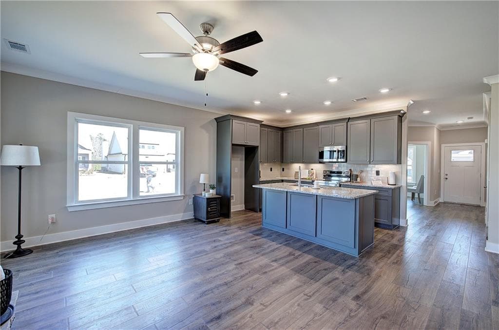 3 bedroom, 3 bathroom, 2,024 sq ft single family residence under contract at 200 Daisy Court, Cartersville, GA 30121 — photo 6