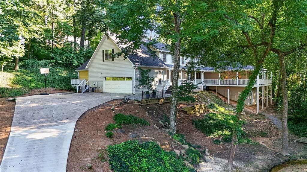 6 bedroom, 5 bathroom, 4,034 sq ft single family residence for sale at 2290 Old Orchard Drive, Marietta, GA 30068 — photo 4