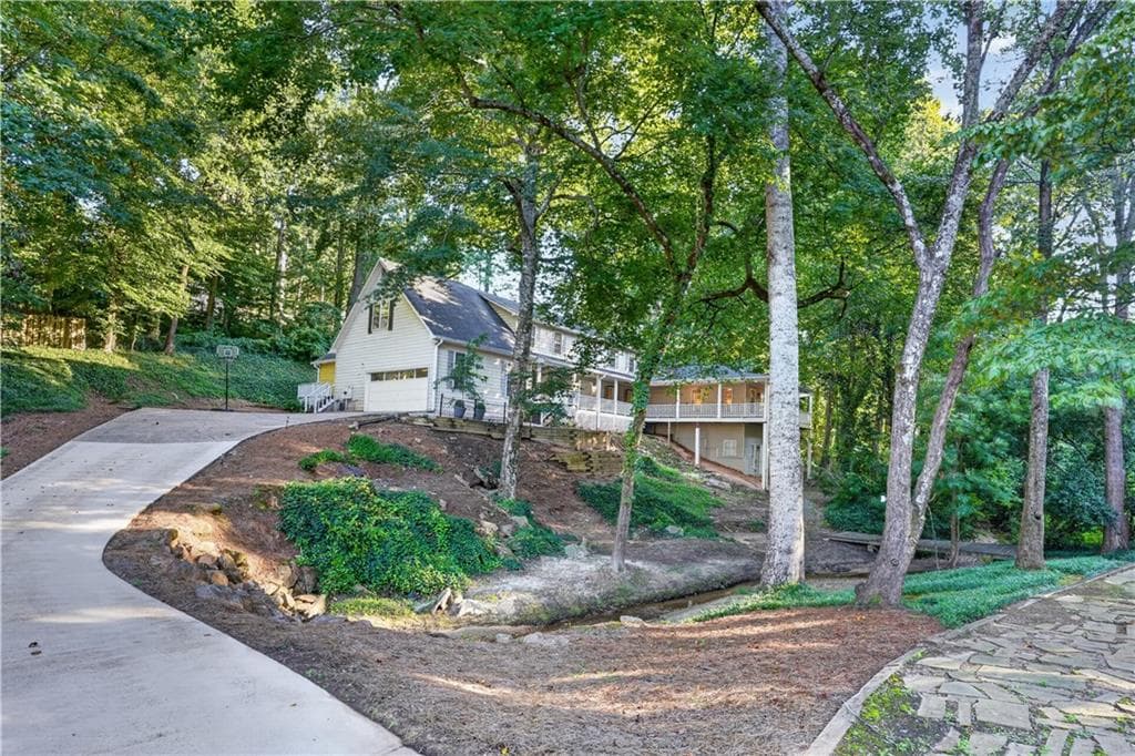 6 bedroom, 5 bathroom, 4,034 sq ft single family residence for sale at 2290 Old Orchard Drive, Marietta, GA 30068 — photo 5