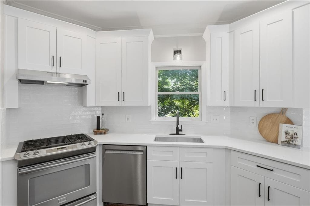 5 bedroom, 3 bathroom, 3,500 sq ft single family residence for sale at 3075 Saint Gallen Court, Cumming, GA 30041 — photo 10