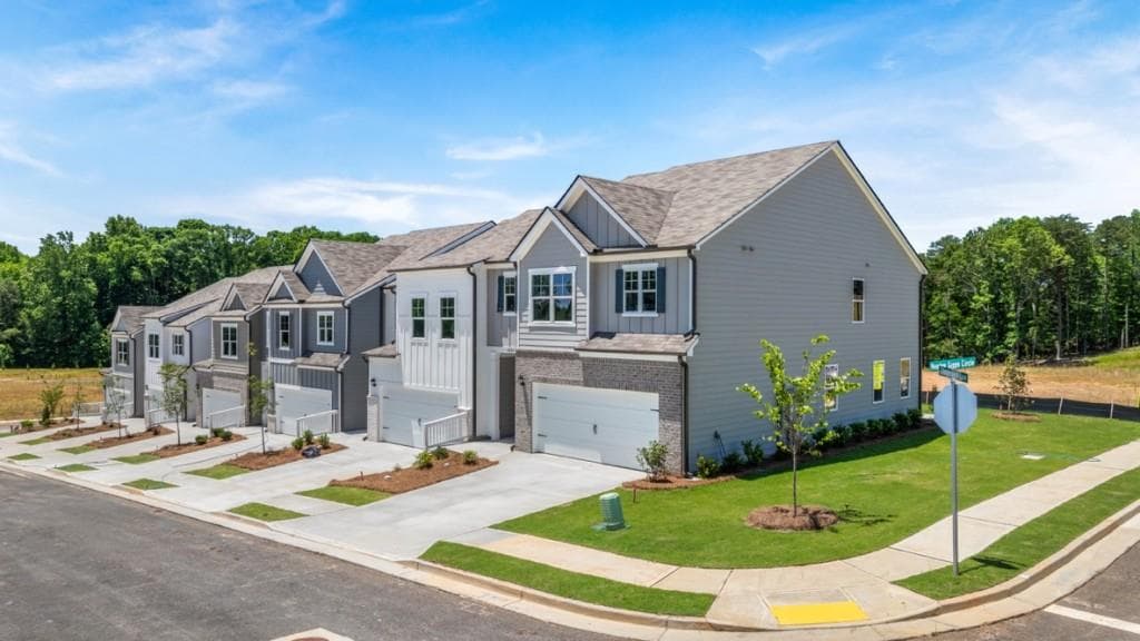 3 bedroom, 3 bathroom, 2,195 sq ft townhouse for sale at 1825 Meadow Green Circle, Gainesville, GA 30501 — photo 2