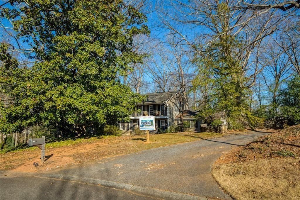 6 bedroom, 8 bathroom, 6,047 sq ft single family residence under contract at 6340 Aberdeen Drive, Sandy Springs, GA 30328 — photo 2