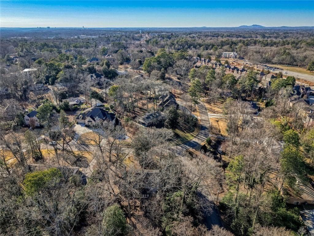 6 bedroom, 8 bathroom, 6,047 sq ft single family residence under contract at 6340 Aberdeen Drive, Sandy Springs, GA 30328 — photo 5