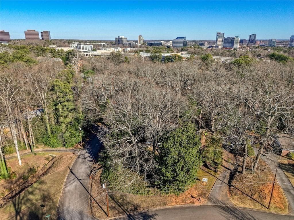 6 bedroom, 8 bathroom, 6,047 sq ft single family residence under contract at 6340 Aberdeen Drive, Sandy Springs, GA 30328 — photo 7
