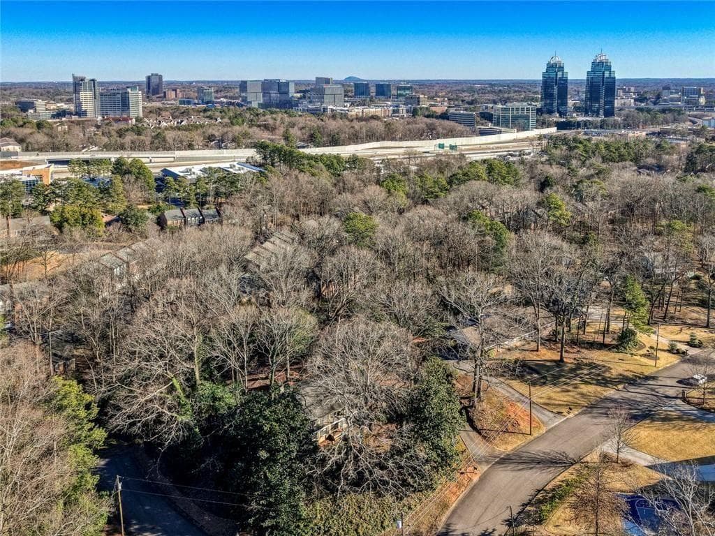 6 bedroom, 8 bathroom, 6,047 sq ft single family residence under contract at 6340 Aberdeen Drive, Sandy Springs, GA 30328 — photo 8
