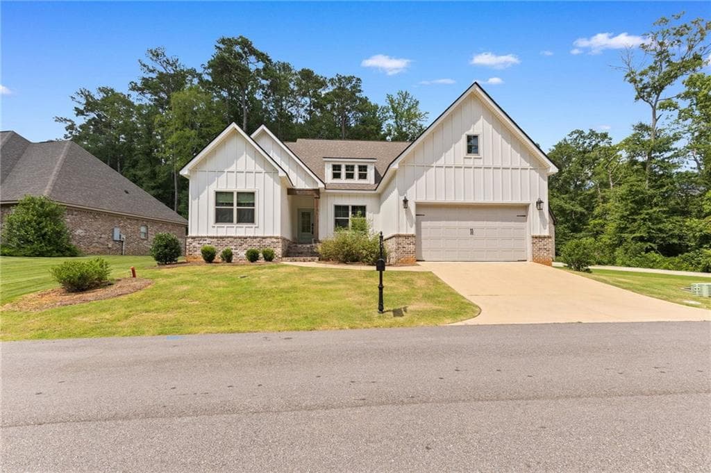 3 bedroom, 2 bathroom, 2,414 sq ft single family residence under contract at 153 Southside Circle, Auburn, AL 36832