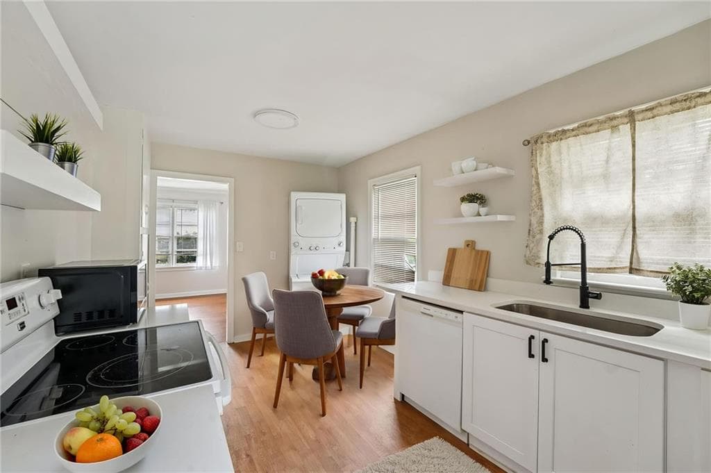 3 bedroom, 1 bathroom, 964 sq ft single family residence under contract at 1040 McLinden Avenue, Smyrna, GA 30080 — photo 3