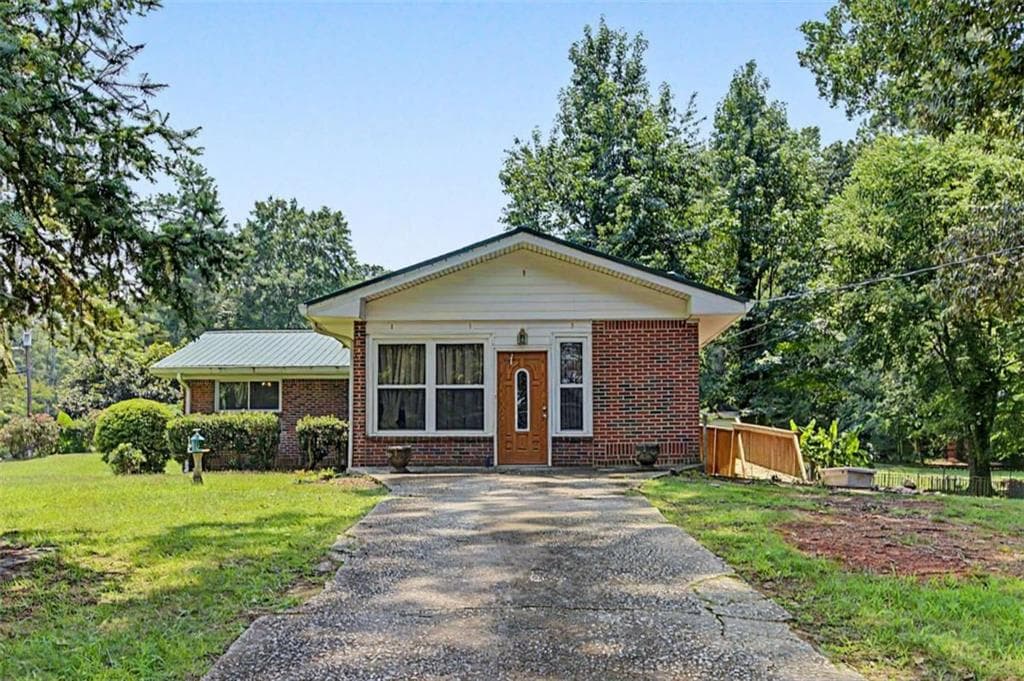 3 bedroom, 2 bathroom, 1,580 sq ft single family residence for sale at 5512 Andrew Drive, Mableton, GA 30126 — photo 1 of 37
