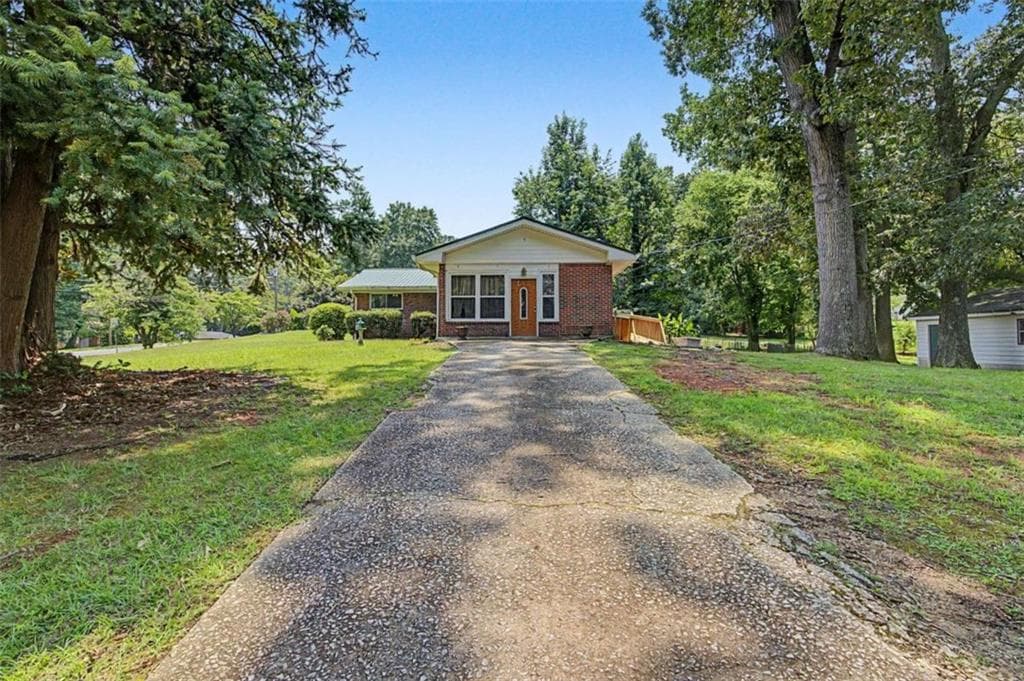 3 bedroom, 2 bathroom, 1,580 sq ft single family residence for sale at 5512 Andrew Drive, Mableton, GA 30126 — photo 2