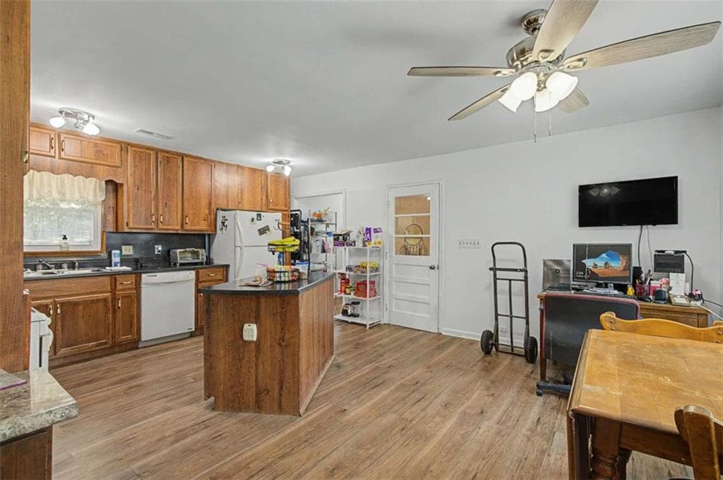 3 bedroom, 2 bathroom, 1,580 sq ft single family residence for sale at 5512 Andrew Drive, Mableton, GA 30126 — photo 7