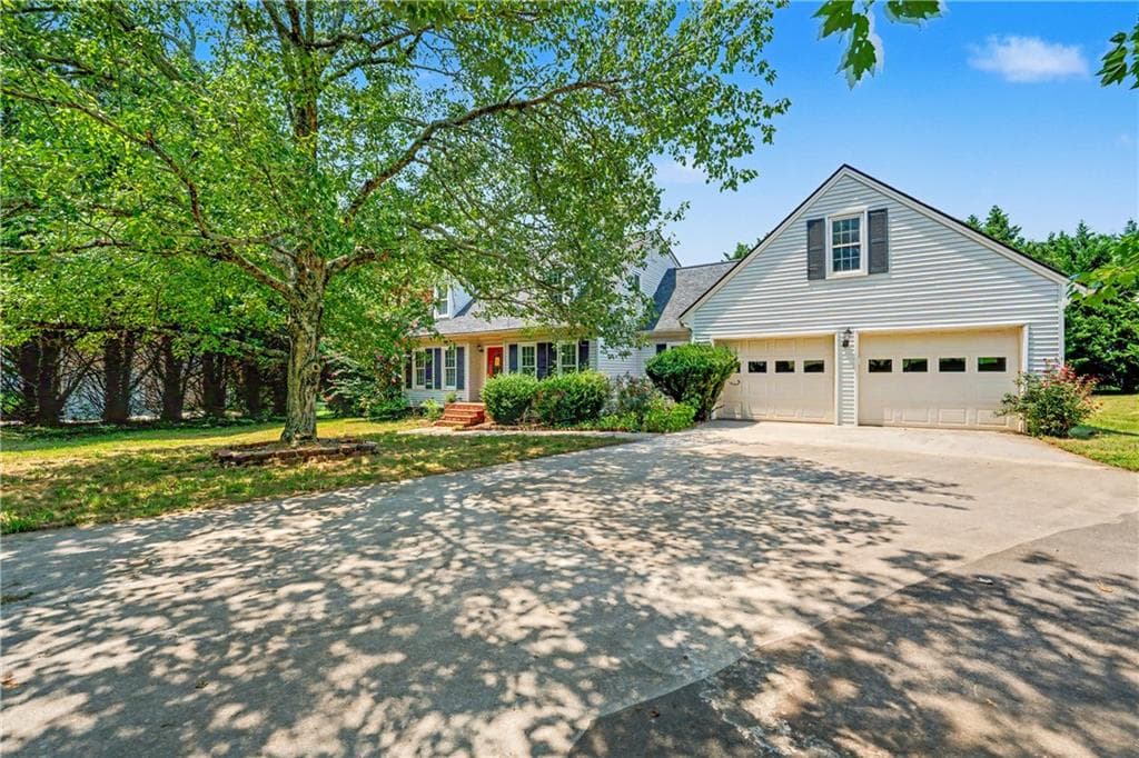 3 bedroom, 3 bathroom, 2,800 sq ft single family residence sold at 3650 Brown Well Court, Gainesville, GA 30504