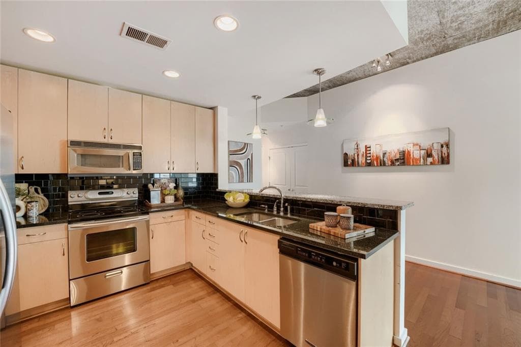 2 bedroom, 2 bathroom, 1,168 sq ft condominium for sale at 860 Peachtree Street 1701, Atlanta, GA 30308 — photo 5