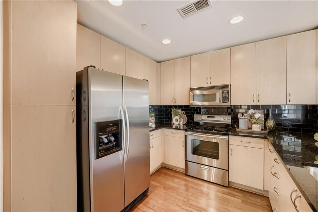 2 bedroom, 2 bathroom, 1,168 sq ft condominium for sale at 860 Peachtree Street 1701, Atlanta, GA 30308 — photo 6