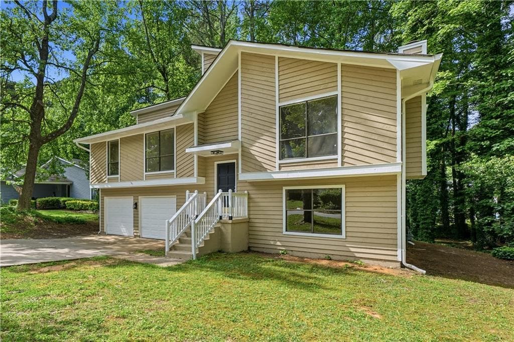3 bedroom, 3 bathroom, 1,900 sq ft single family residence under contract at 996 Park Forest Trail, Lilburn, GA 30047 — photo 2