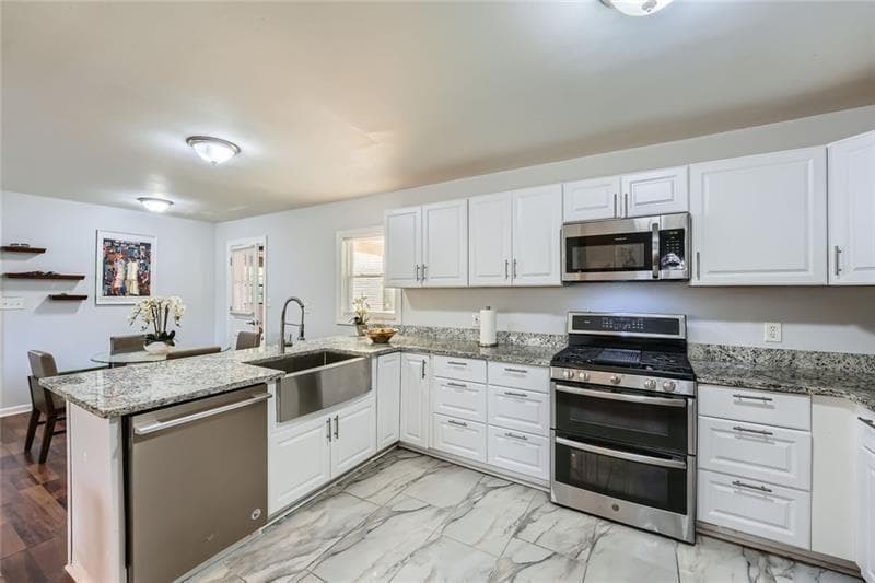 5 bedroom, 3 bathroom, 2,403 sq ft single family residence for sale at 4809 Hemlock Drive, Austell, GA 30106 — photo 7