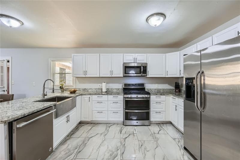 5 bedroom, 3 bathroom, 2,403 sq ft single family residence for sale at 4809 Hemlock Drive, Austell, GA 30106 — photo 9